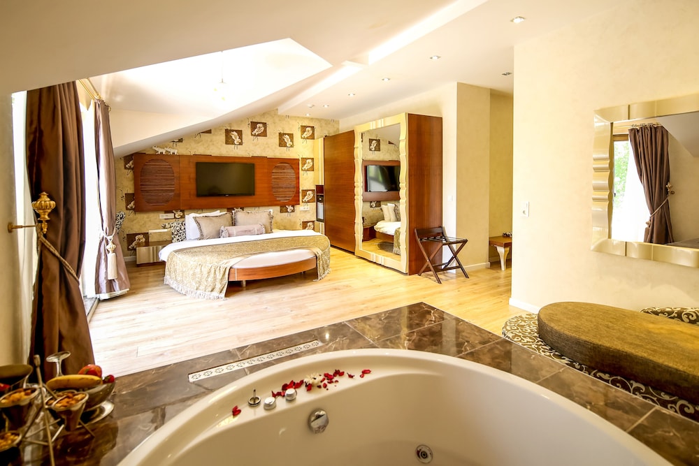Executive Double Room, 1 King Bed, Jetted Tub, Garden View