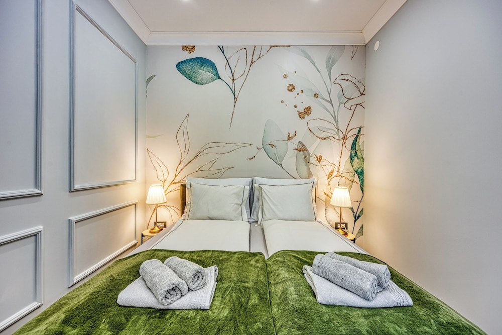 Family Studio (Boutique Downtown Studio with Balcony)