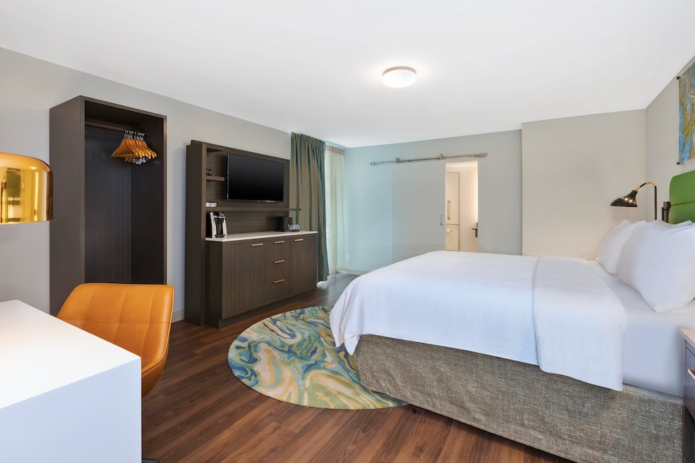 Standard Room, 1 King Bed, Accessible (Communications, Transfer Shower) - Photo 5
