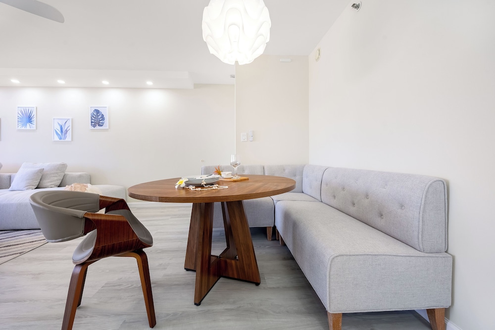 Premium Remodeled Condo with Ocean View and Parking: Premium Suite, 1 King Bed, Air conditioning, Ocean View (0194) photo