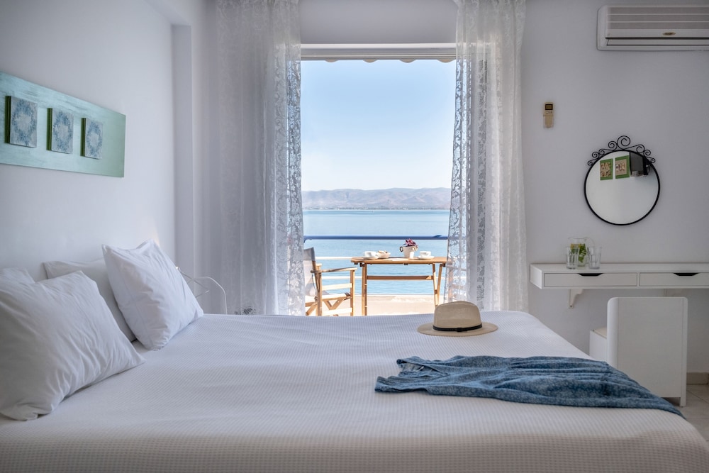 Studio, 1 King Bed, Sea View, Beachfront photo 3