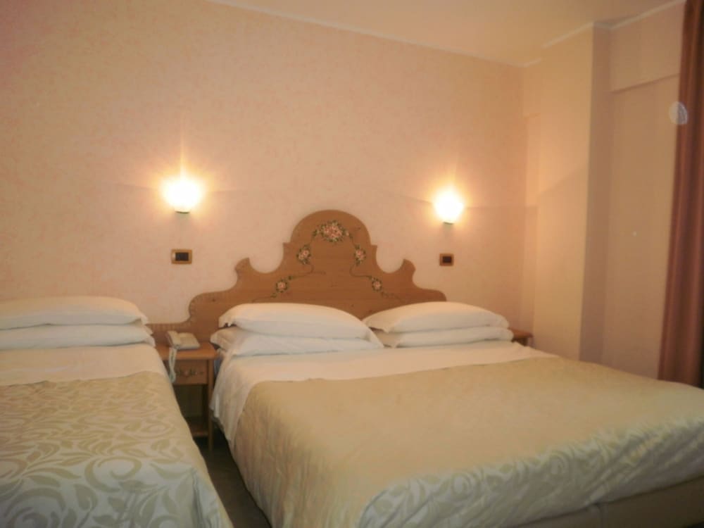 Triple Room with window photo 2