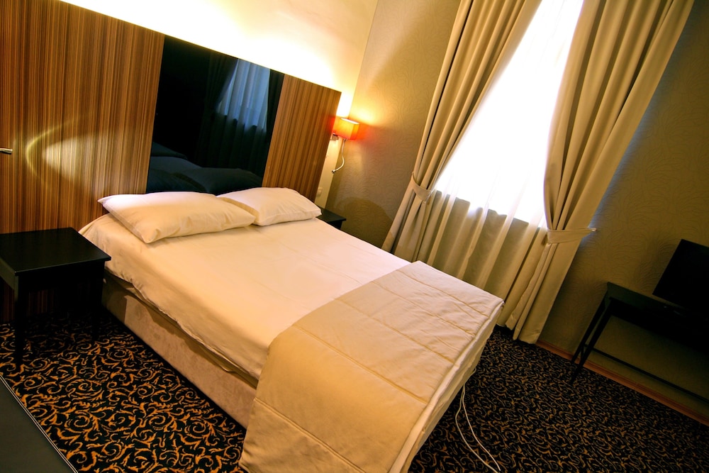 Deluxe Double Room Single Use, 1 Bedroom, Accessible, Garden View photo 1