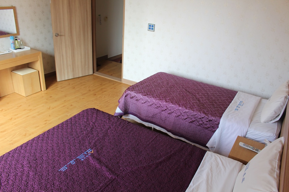 Deluxe Twin Room (for 3 persons) - Photo 3