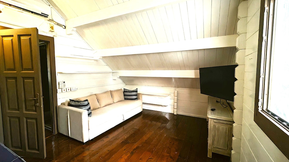 Deluxe Cottage, Pool View