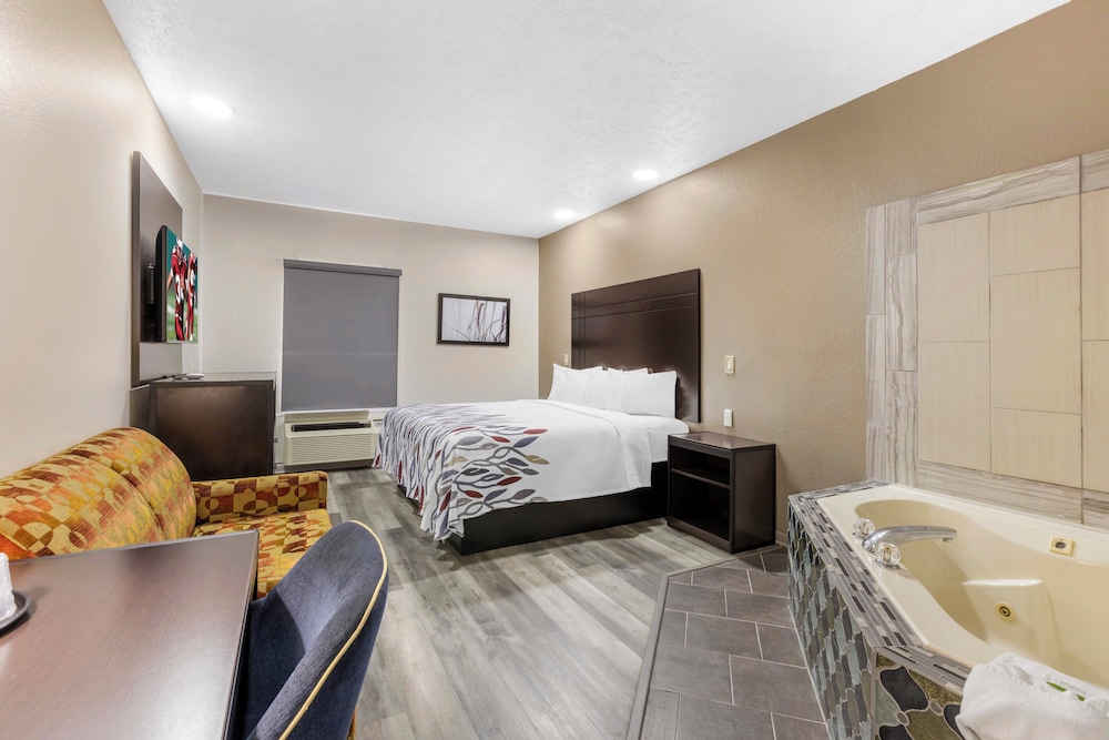 Superior Room, 1 King Bed, Smoking, Jetted Tub photo 1