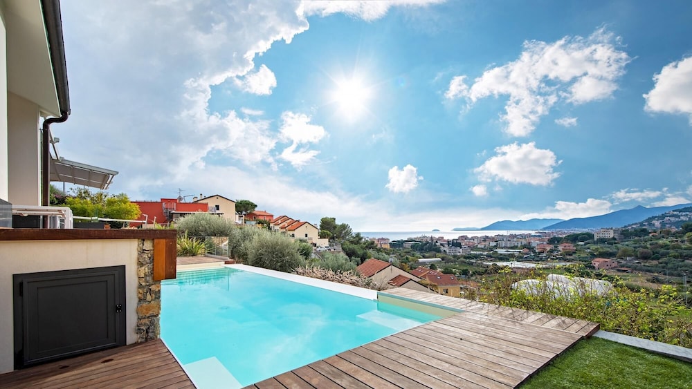 Villa photo 2