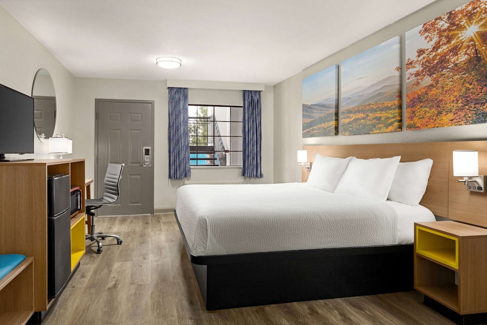 Room, 1 King Bed, Accessible, Smoking photo 1
