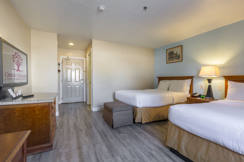 Classic Room, 2 Double Beds, Refrigerator & Microwave - Photo 3