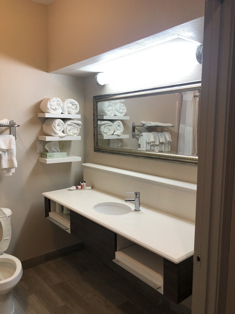 Deluxe Studio Suite, 2 Queen Beds, Non Smoking - Photo 2