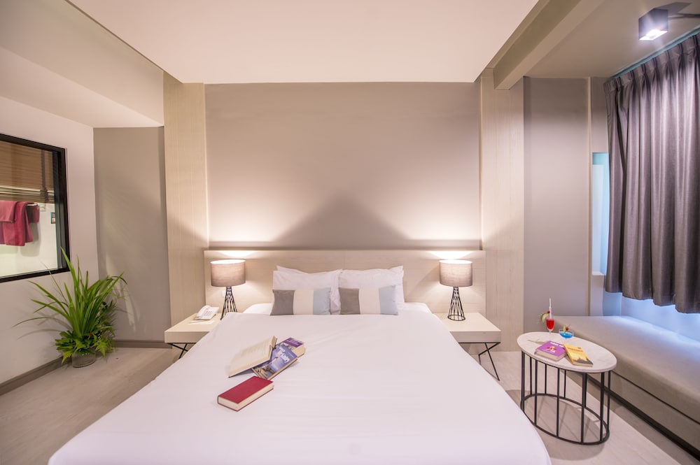 Premier Room, Pool Access - Photo 8