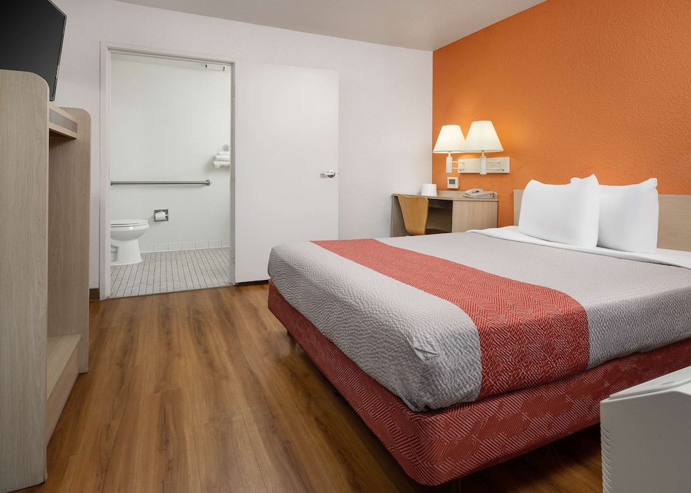 Premium Room, 1 Queen Bed, Non Smoking, Refrigerator