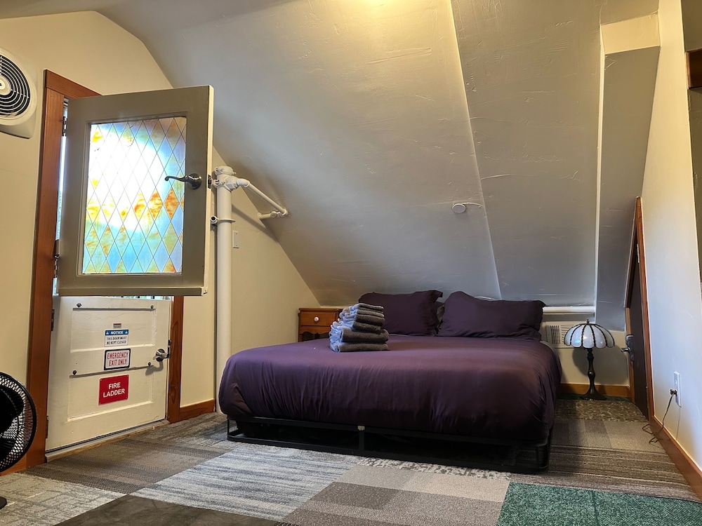Basic Room, 1 Queen Bed, Shared Bathroom Upstairs photo 1