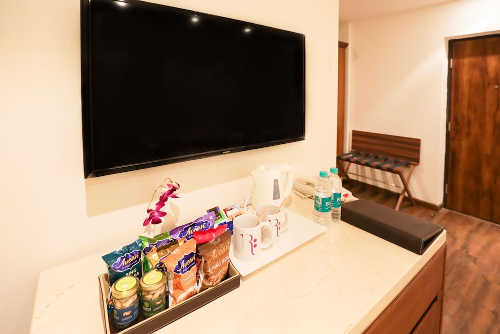 Deluxe Suite with Private Terrace - Photo 6
