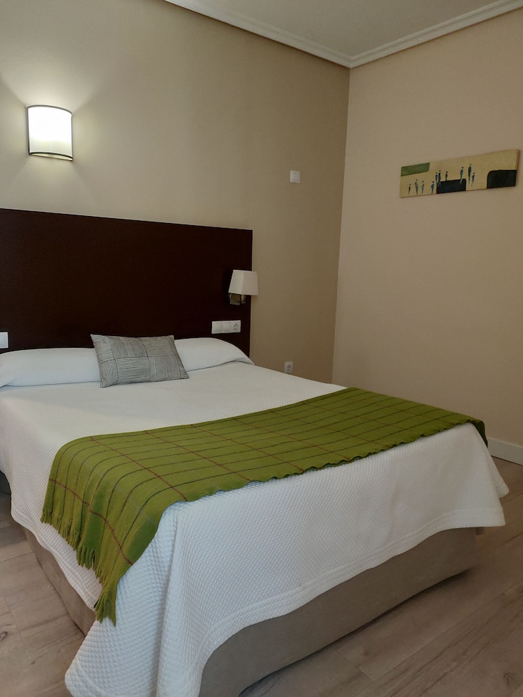 Room, 1 Double Bed - Photo 3