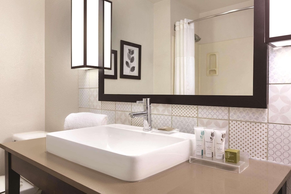 Suite, Multiple Beds, Non Smoking - Photo 6