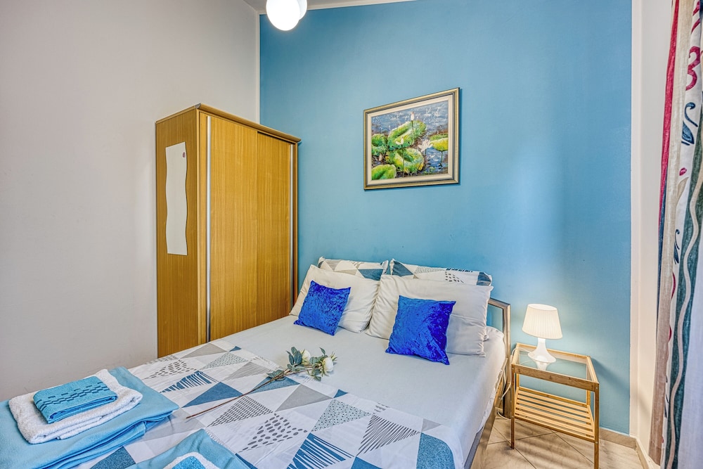 Family Apartment, Multiple Bedrooms, Mountainside (Sunset Sea View Blue Apartment) photo 1