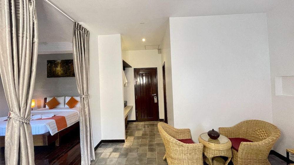 Family Room, Balcony, Pool View (Free Bus Station Pick up) - Photo 9