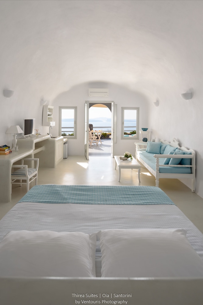 Honeymoon Suite,Caldera View