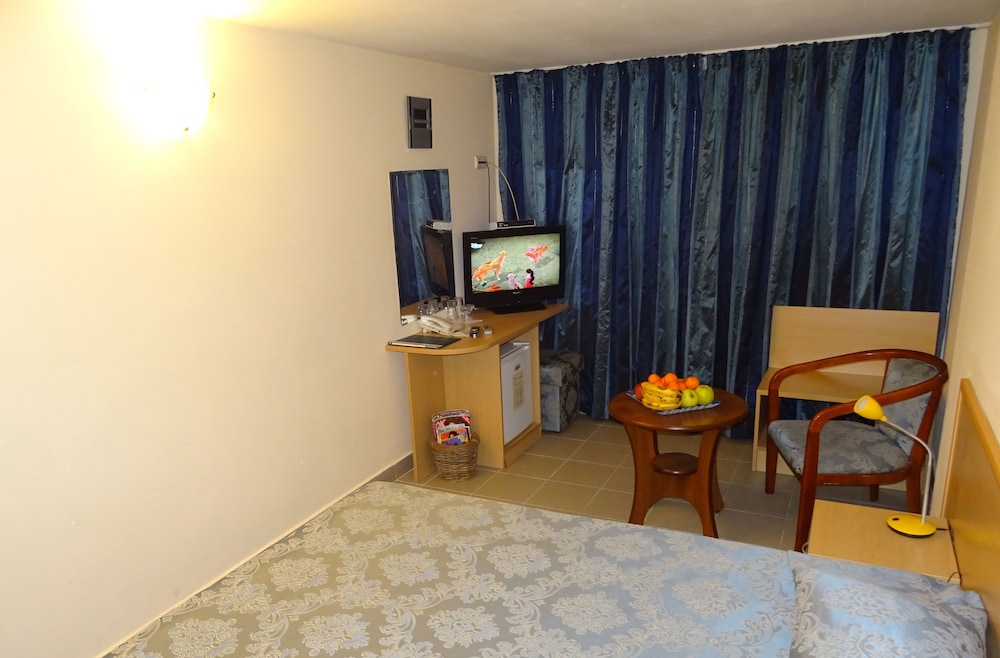 Ground floor Room (With Window) photo 2
