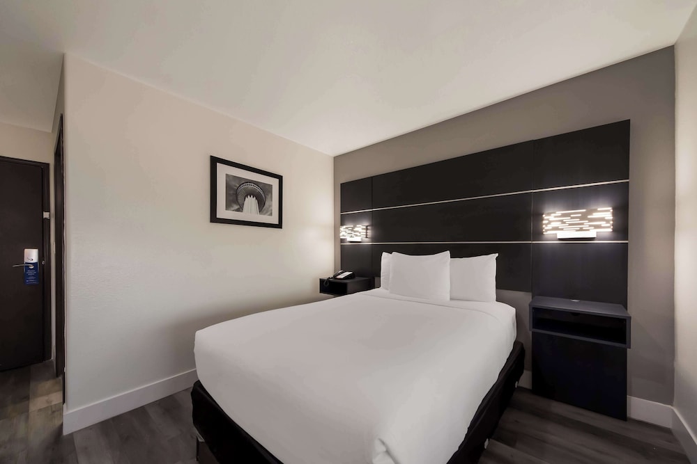 Standard Room, 1 Double Bed, Non Smoking, Refrigerator & Microwave - Photo 3