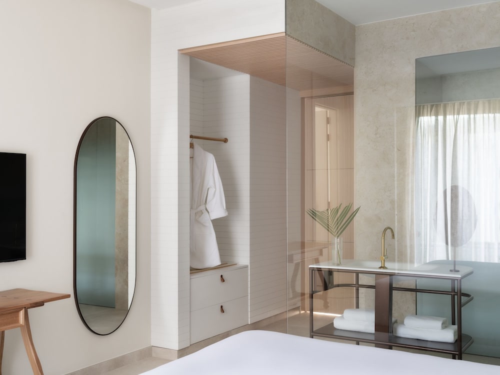 Room, 1 King Bed with Sofa bed, Balcony (Essential) - Photo 4