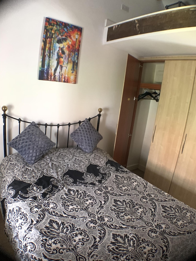 Comfort Apartment, Private Bathroom, Courtyard View (Secure Parking)
