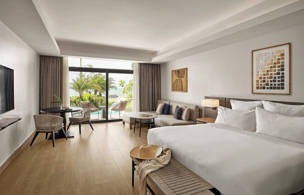 Junior Suite, 1 King Bed, Ocean View, Corner - Photo 4