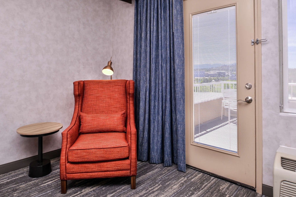 Deluxe Room, 1 King Bed, Balcony, River View - Photo 1
