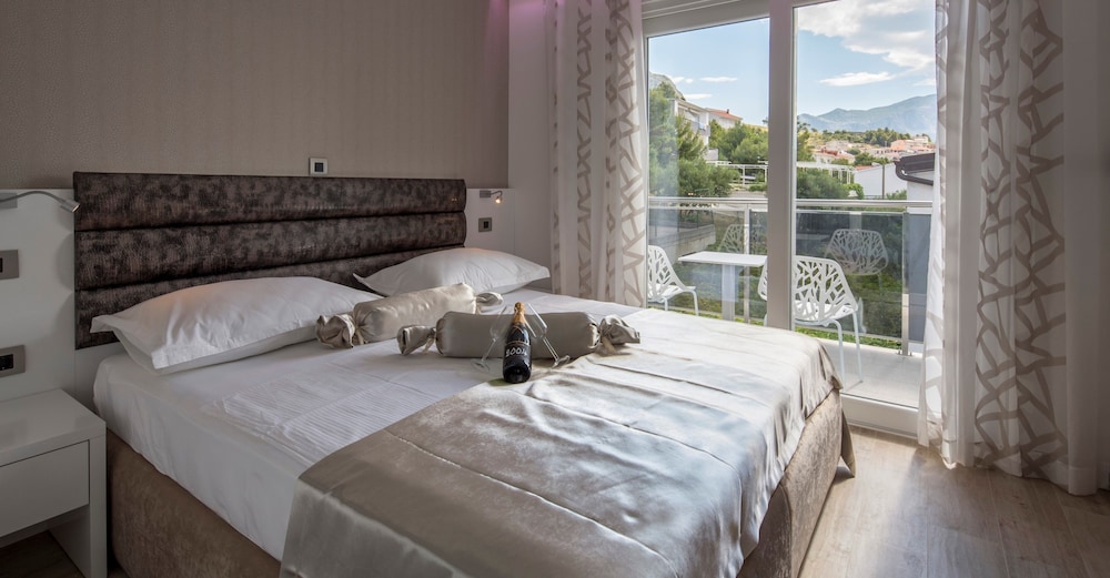 Deluxe Apartment, 3 Bedrooms, Balcony, Sea View photo 1