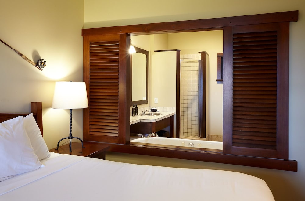 Deluxe Suite, 1 King Bed with Sofa bed, Ocean View, Beachside photo 1