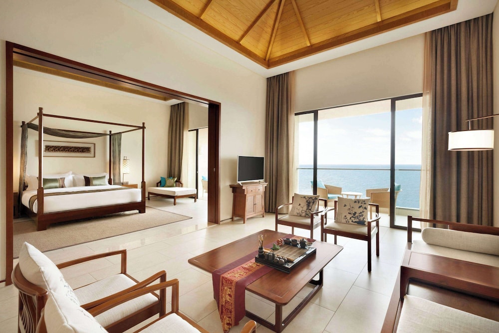 Premium Suite, 1 King Bed, Smoking, Sea View