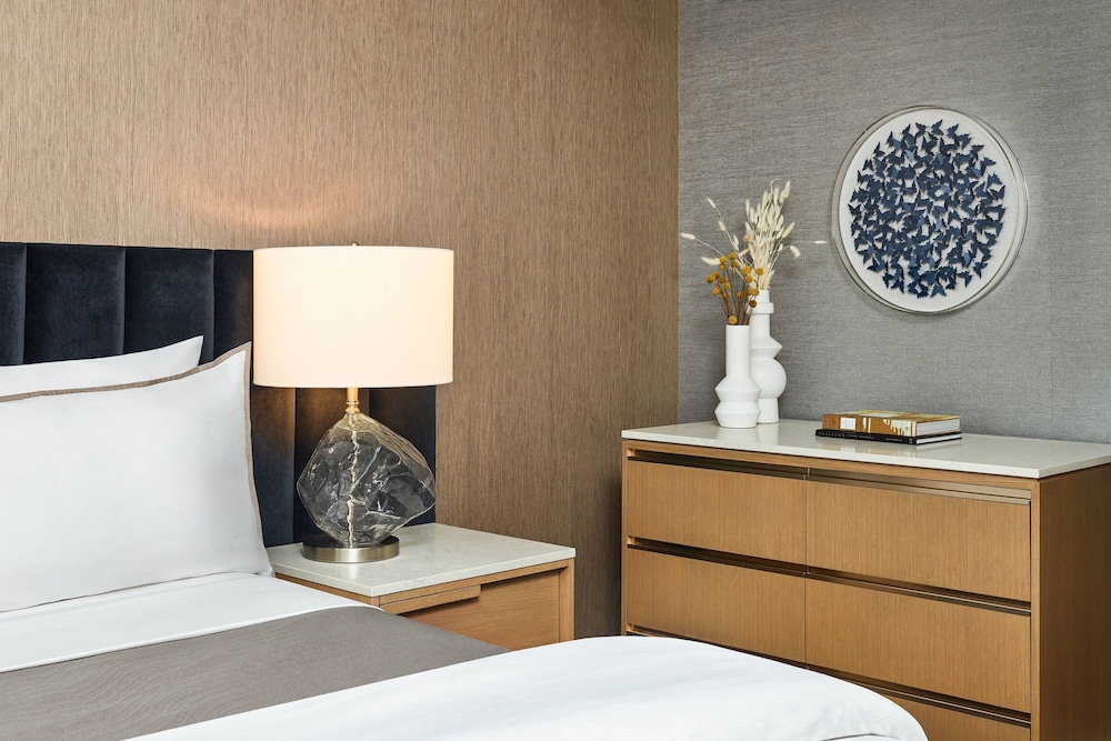 Suite, 1 King Bed, Corner - Photo 8