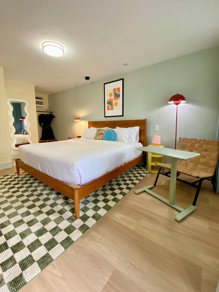 Deluxe Single Room, 1 King Bed photo 1