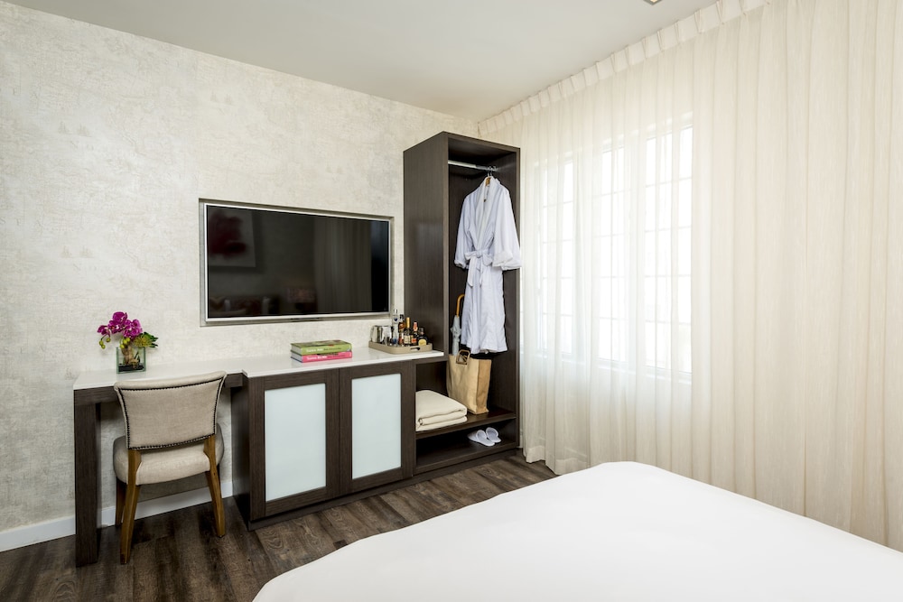 Premium Studio, 1 Queen Bed - Photo 13