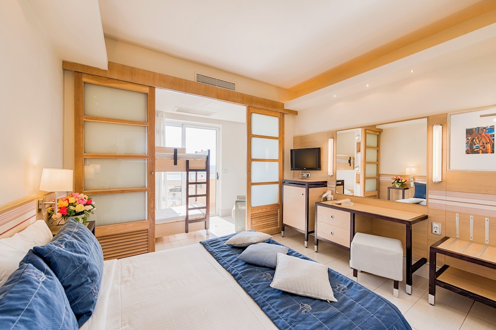Family Room, Partial Sea View thumbnail 5