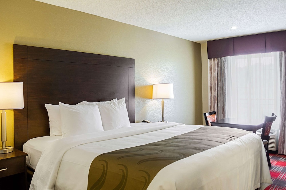 Standard Room, 1 King Bed, Non Smoking - Photo 1