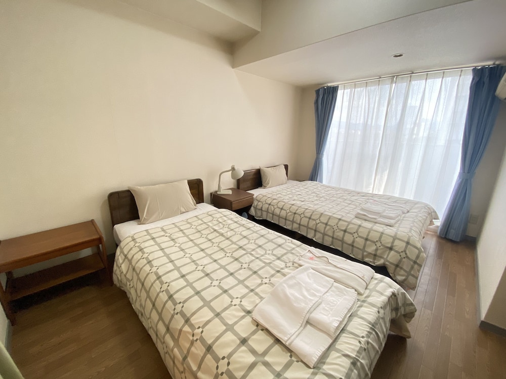 Twin Room, Smoking