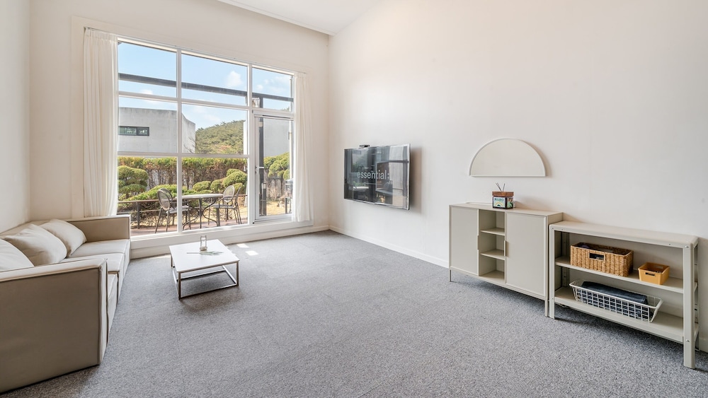 Basic Room, 1 Bedroom (C102(Private BBQ)) photo 1