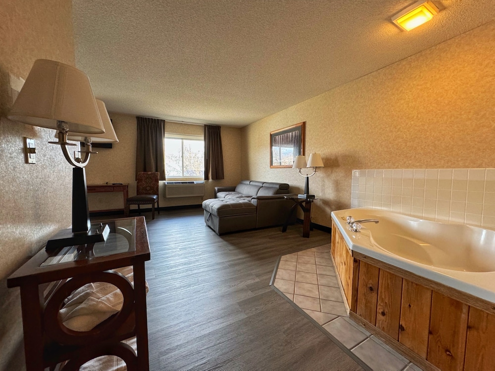 Deluxe Suite, 1 King Bed, Jetted Tub photo 1