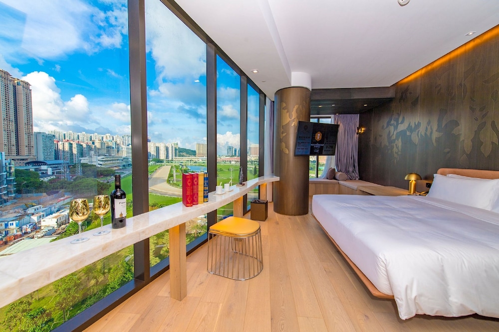 Superior Suite, 1 King Bed, Non Smoking photo 1