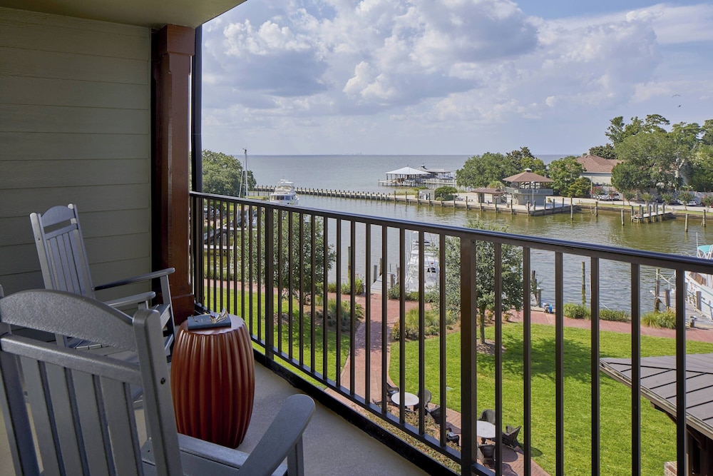 Premium Room, 1 King Bed, Marina View - Photo 3