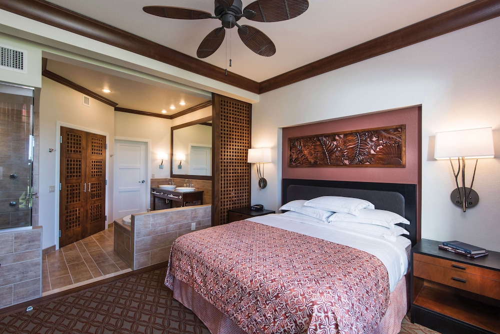 Deluxe Suite, 2 Bedrooms, Accessible, Golf View (Roll-in Shower) thumbnail 6
