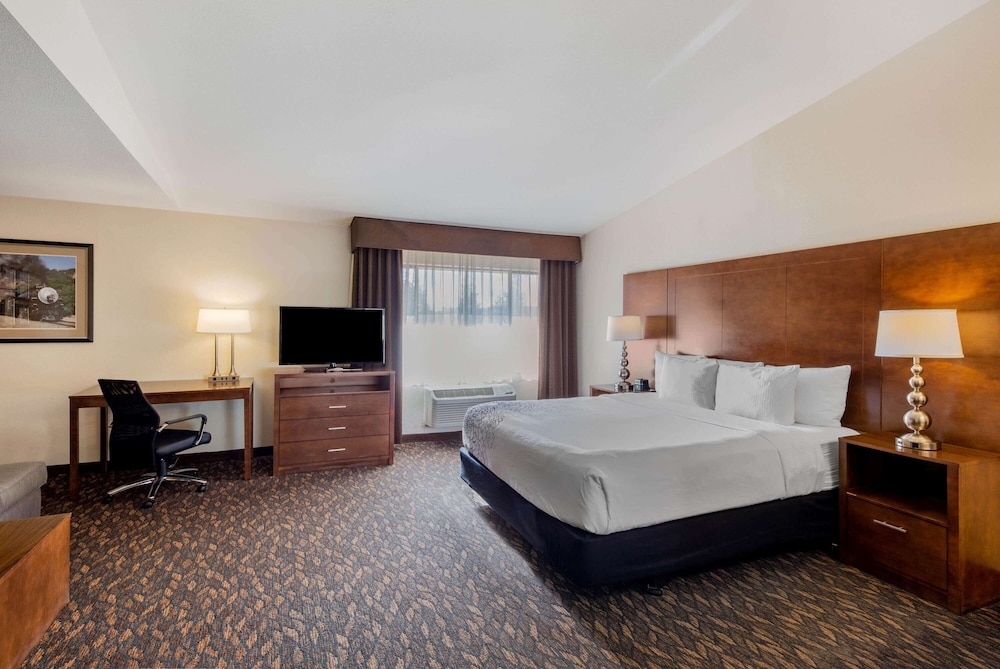 Deluxe Room, 1 King Bed, Non Smoking (Executive) - Photo 4