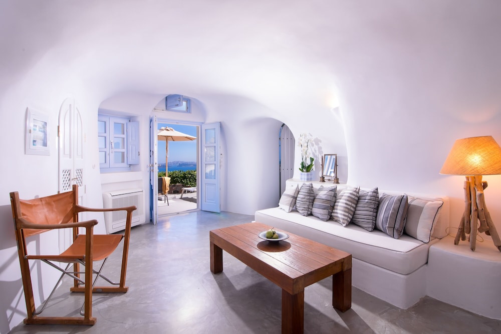 Althaea Honeymoon Cave Suite with Caldera View & Hot Tub - Photo 4