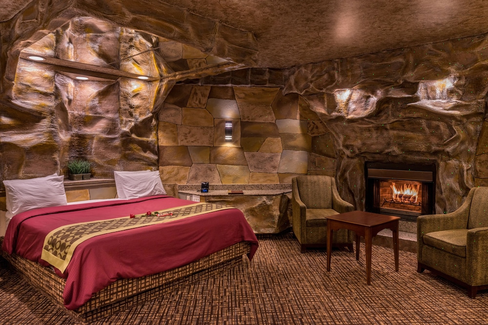 Cave Theme Suite with Jetted Tub & Fireplace - Photo 3