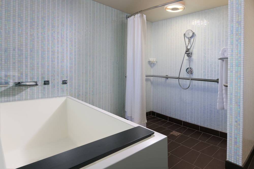 Club Suite, 1 Double Bed, Corner (Mobility Accessible, Roll-In Shower) - Photo 4