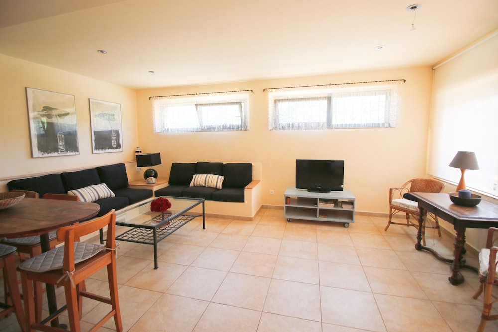 Apartamento, 2 habitaciones, patio.