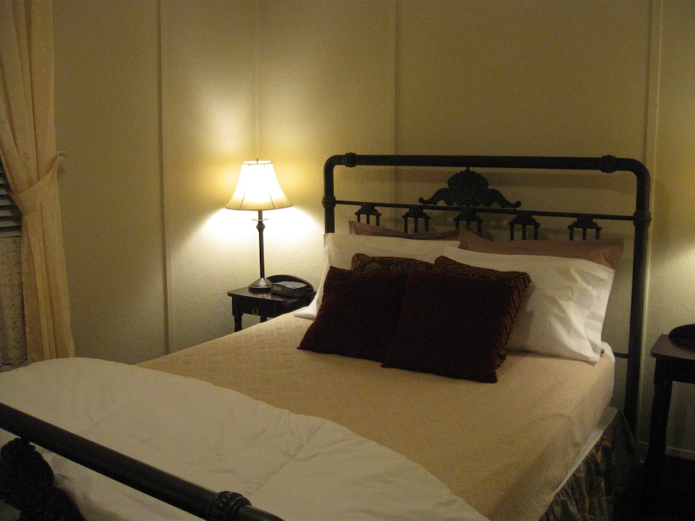 Standard Room, 1 Queen Bed, Shared Bathroom photo 1
