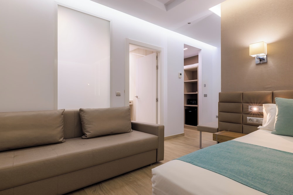 Deluxe Room, Jetted Tub, Sea View - Photo 8